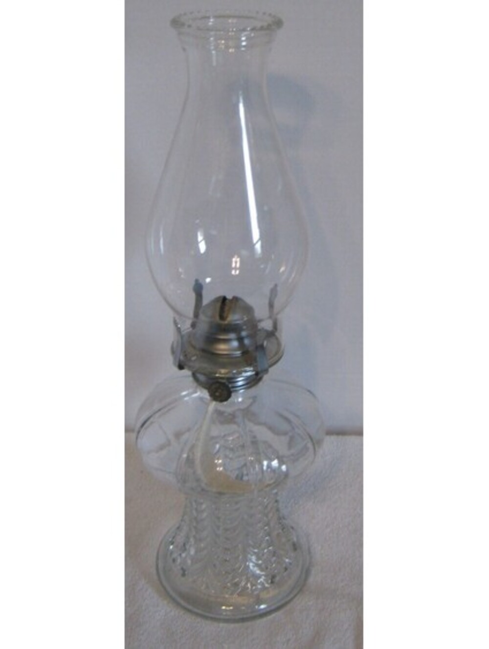 LAMPLIGHTER FARMS CLEAR WITH A MOST BEAUTIFUL DESIGN BASE OIL LAMP/LANTERN